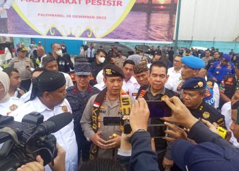 Pemberian bantuan sosial (bansos) kepada 200 orang Pokdarkamtibmas Provinsi Sumsel dan masyarakat pesisir Kota Palembang oleh Kapolda Sumsel Irjen Pol A Rachmad Wibowo