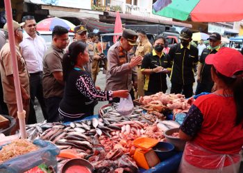 Kapolres Dairi AKBP Wahyudi Rahman, S.H, S.I.K, M.M bersama Instansi terkait Lakukan Sidak harga bahan pokok di Pasar Sumbul