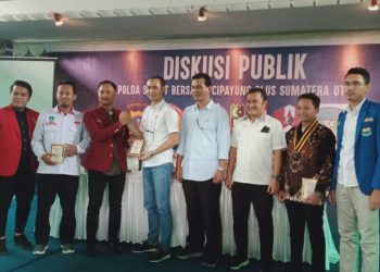 Perwakilan Polda Sumut, Narasumber dan Cipayung Plus foto bersama usai mengelar diskusi publik membahas RUU KUHP di Medan Club, Jalan R.A Kartini, Kecamatan Medan Polonia, Selasa (20/12/22). (Foto Dok/ Polda Sumut)