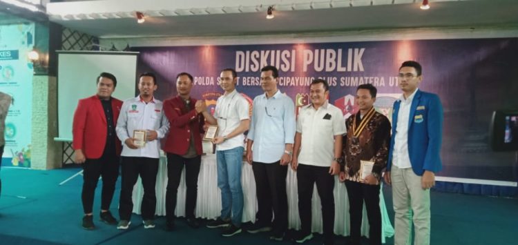 Perwakilan Polda Sumut, Narasumber dan Cipayung Plus foto bersama usai mengelar diskusi publik membahas RUU KUHP di Medan Club, Jalan R.A Kartini, Kecamatan Medan Polonia, Selasa (20/12/22). (Foto Dok/ Polda Sumut)