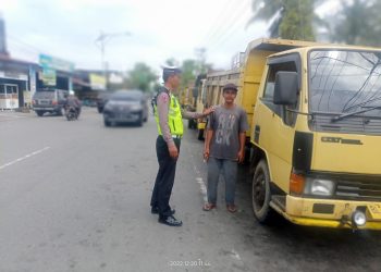 Antrian panjang yang terjadi di SPBU jalan Manekro gampong Ujong Baroh, Kecamatan Johan Pahlawan