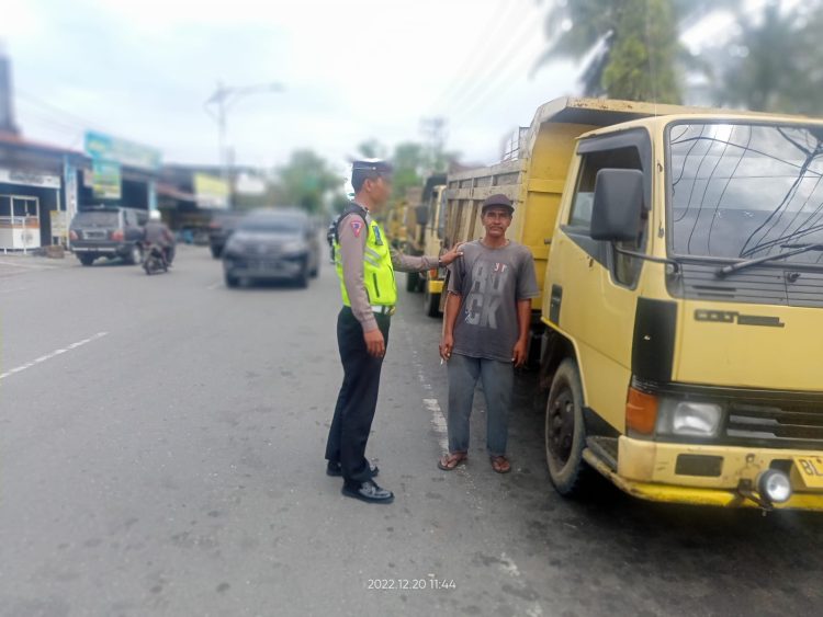 Antrian panjang yang terjadi di SPBU jalan Manekro gampong Ujong Baroh, Kecamatan Johan Pahlawan
