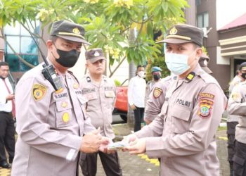 Sie Dokkes Polresta Manado Melakukan Pemberian Vitamin Kepada Anggota Polresta Manado