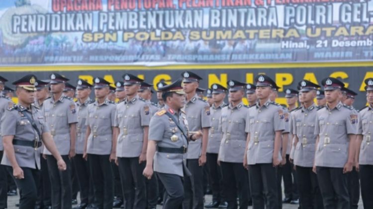 Kapolda Sumut Irjen Pol RZ. Panca Putra Simanjuntak memeriksa barisan pada Upacara Penutupan, Pelantikan dan Pengambilan Sumpah Pendidikan Pembentukan Bintara Polri Tahun 2022, di Lapangan Upacara SPN Hinai Polda Sumut, Rabu (21/12/22). ( Foto Dok/ Polda Sumut)