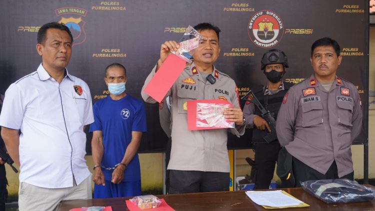 Polres Purbalingga mengamankan seorang pria berinisial SM (61) warga Desa Gambuhan, Kecamatan Pulosari pelaku penyebar uang palsu