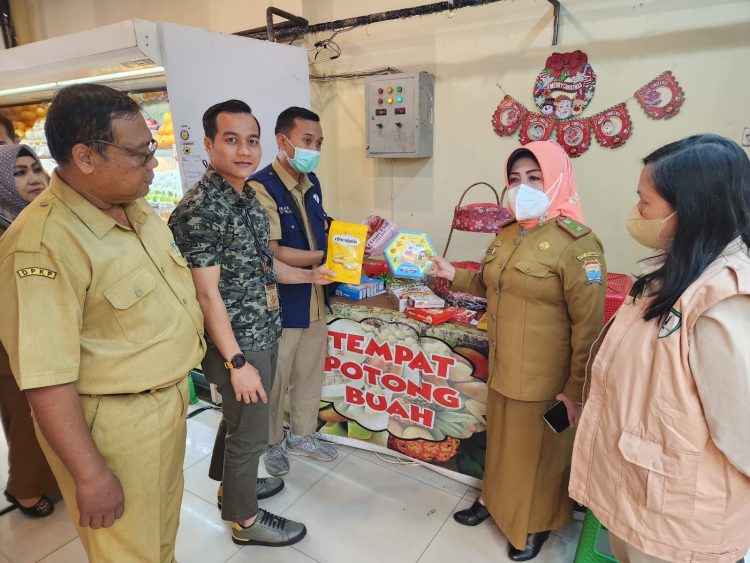 Subdit 1 Indagsi Ditreskrimsus Polda Sumsel bersama pemerintah kota Palembang dan BPOM melakukan inspeksi mendadak ke supermarket