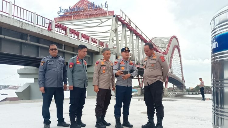 Direktur Polairud Polda Sumsel Kombes Pol Andreas Kusmaedi bersama dengan Kepala UPTD PASDPL Dishub Provinsi Sumsel Johan Wahyudi, ST., M.Eng, serta beberapa pejabat utama Ditpolairud meninjau langsung lokasi Dermaga Pengawasan Musi 6