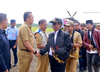 Pj Wali Kota Sabang, Reza Fahlevi bersama unsur Forkopimda menyambut kunjungan kerja Menteri Koordinator Bidang Politik, Hukum, dan Keamanan (Menko Polhukam), Mahfud MD, selaku Ketua Pengarah Badan Nasional Pengelola Perbatasan (BNPP) RI dan Menteri Dalam Negeri (Mendagri), Muhammad Tito Karnavian