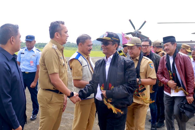 Pj Wali Kota Sabang, Reza Fahlevi bersama unsur Forkopimda menyambut kunjungan kerja Menteri Koordinator Bidang Politik, Hukum, dan Keamanan (Menko Polhukam), Mahfud MD, selaku Ketua Pengarah Badan Nasional Pengelola Perbatasan (BNPP) RI dan Menteri Dalam Negeri (Mendagri), Muhammad Tito Karnavian