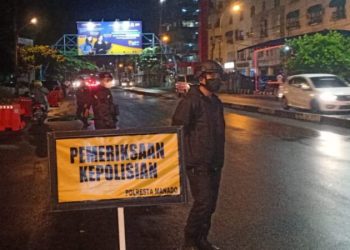 Personil Polresta Manado melaksanakan Patroli Malam dalam rangka cipta kondisi kamtibmas dan tempat-tempat rawan kamtibmas di Kota Manado