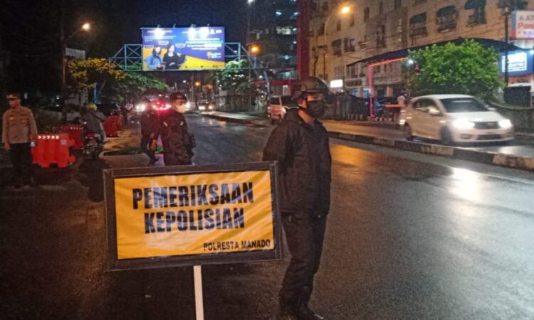 Personil Polresta Manado melaksanakan Patroli Malam dalam rangka cipta kondisi kamtibmas dan tempat-tempat rawan kamtibmas di Kota Manado