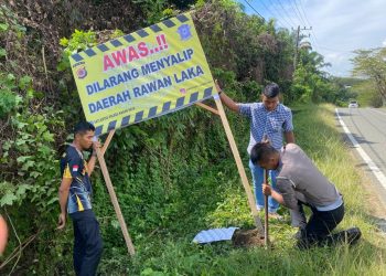 Personil Unit Kamsel Satlantas Polres Nagan Raya langsung melaksanakan Pemasangan Baliho/Spanduk Himbauan di daerah terjadinya laka lantas