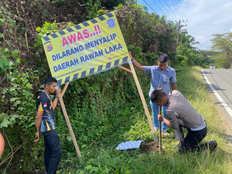 Personil Unit Kamsel Satlantas Polres Nagan Raya langsung melaksanakan Pemasangan Baliho/Spanduk Himbauan di daerah terjadinya laka lantas