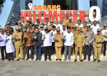 Menteri Koordinator Bidang Politik, Hukum, dan Keamanan, Mahfud MD, selaku Ketua Pengarah Badan Nasional Pengelola Perbatasan RI, ketika mengunjungi Tugu Nol Kilometer Indonesia