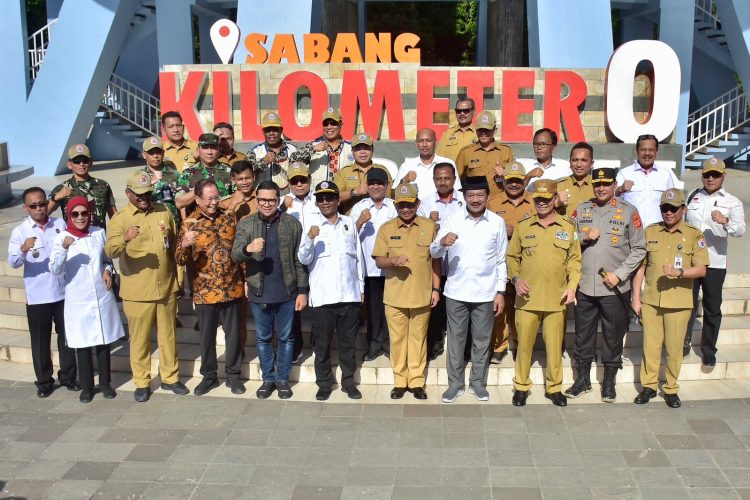 Menteri Koordinator Bidang Politik, Hukum, dan Keamanan, Mahfud MD, selaku Ketua Pengarah Badan Nasional Pengelola Perbatasan RI, ketika mengunjungi Tugu Nol Kilometer Indonesia