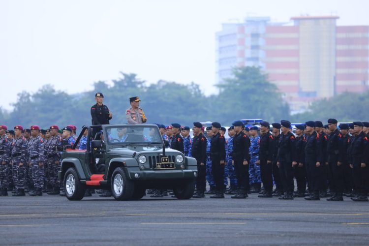 PERIKSA BARISAN: Kapolda Sumut, Irjen Pol Drs Panca Putra S., M.Si memeriksa barisan saat apel gelar pasukan operasi lilin Toba tahun 2022 di Lapangan Landasan Udara (Lanud) Soewondo, Medan, Kamis (22/12/22). (Foto Dok/ Polda Sumut)