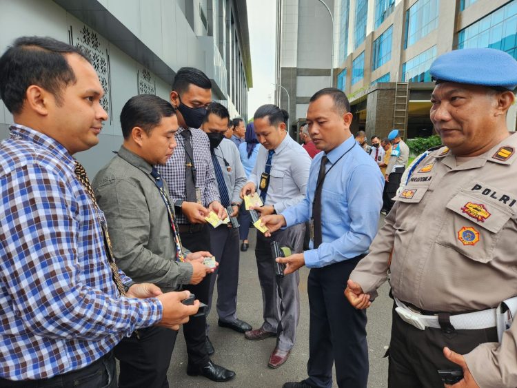 Subdit I Indagsi Ditreskrimsus Polda Sumsel usai melaksanakan apel pagi menggelar pemeriksaan senjata api/Senpi inventaris