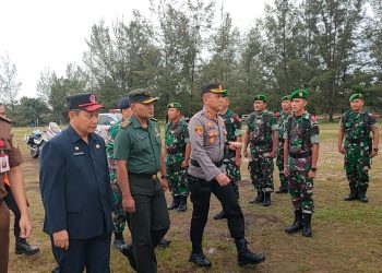 Kapolres Bangka Barat AKBP Catur Prasetiyo SIK menjadi Inspektur Apel Gelar Pasukan Operasi Lilin Menumbing 2022 Polres Bangka Barat