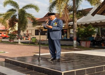 Bupati Pinrang Irwan Hamid saat menjadi inspektur Apel Gelar Pasukan Operasi Lilin 2022 di Mapolres Pinrang