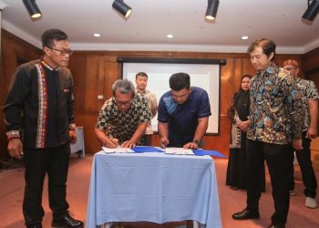 Penandatanganan nota kesepahaman yang ditandangani Ketua Yayasan Fatih Indonesia, Surahman Sirait dan Kadisbudpar Aceh, Almuniza Kamal