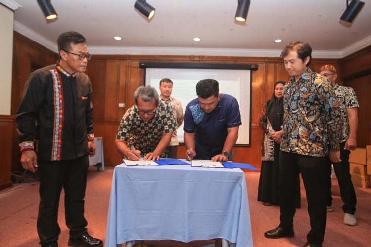 Penandatanganan nota kesepahaman yang ditandangani Ketua Yayasan Fatih Indonesia, Surahman Sirait dan Kadisbudpar Aceh, Almuniza Kamal