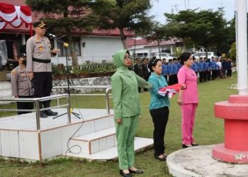 Kapolres Dairi AKBP Wahyudi Rahman, SH, S.I.K, MM bertindak selaku Inspektur upacara pada Hari Ibu Nasional yang biasa diperingati pada tanggal 22 Desember