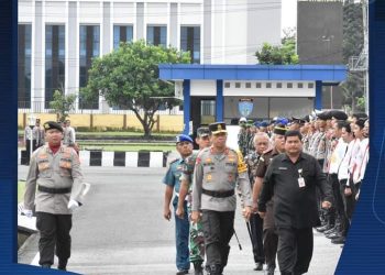 Kapolda Kep. Babel, Irjen Pol. Drs. Yan Sultra, S.H memimpin Apel Gelar Pasukan Operasi Lilin Menumbing 2022 yang dilaksanakan di halaman apel Polda Kep. Babel
