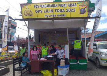 Kapolsek Sidikalang Kota AKP Sukanto Berutu, SH gelar kegiatan Pelayanan Vaksin bagi Warga yang akan mudik di Pos Pengamanan Pusat Pasar