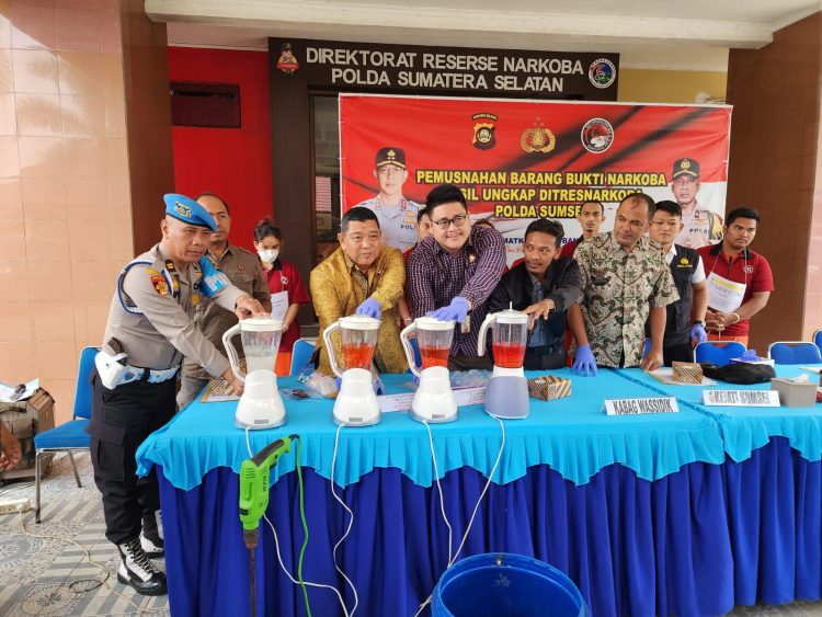Pemusnahan barang sabu sebanyak 1.048 gram dan Yaba 6.875 butir dengan cara di blender di halaman Ditresnarkoba Polda Sumsel