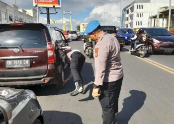 Sie Propam menertibkan parkir liar di sepanjang Jalan Piere Tendean terutama di depan Mapolresta Manado
