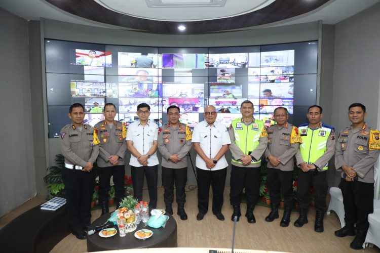 FOTO BERSAMA: Kapolda Sumut Irjen Pol RZ Panca Putra Simanjuntak foto bersama
Kompolnas Irjen Pol (Purn) Pudji Hartanto (mantan Kakorlantas), Komisioner Yusuf Warsim (mantan Dirjen Perhubungan Darat), Irwasda, Karo Ops serta pejabat utama lainnya di Comand Center Polda Sumut, Sabtu (24/12/22). (Foto Dok/ Polda Sumut)
