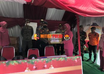 Ketua Bhayangkari Kampar memberikan tali asih kepada personel Polres Kampar yang melaksanakan pengamanan Ops Lilin Lancang kuning 2022