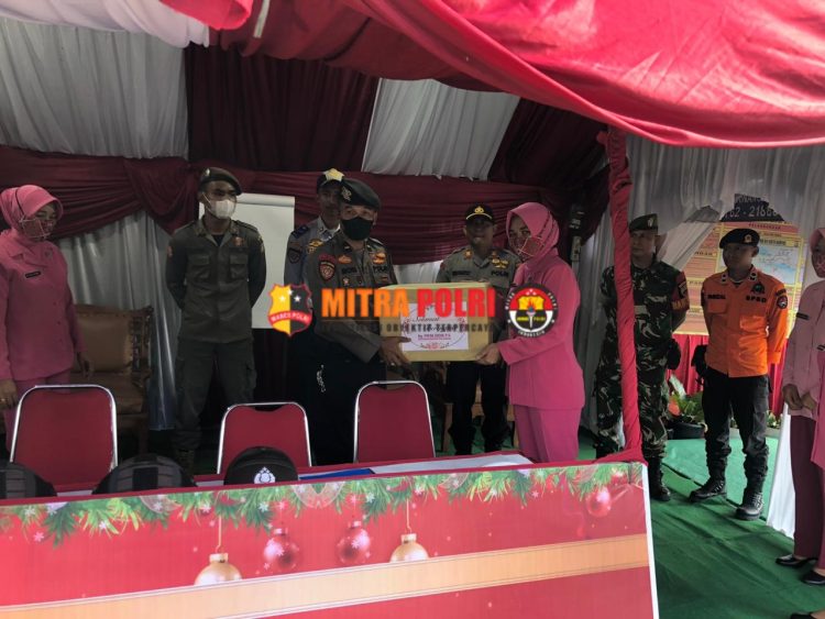 Ketua Bhayangkari Kampar memberikan tali asih kepada personel Polres Kampar yang melaksanakan pengamanan Ops Lilin Lancang kuning 2022