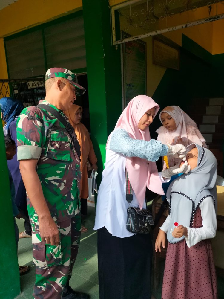 Dandim 0103/Aut Letkol Inf Hendrasari Nurhono S.I.P., M.I.P., mengerahkan Babinsa jajaran Koramil - Posramil untuk memberikan pendampingan kepada Tanaga Kesehatan (Nakes)
