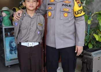Kapolres Dairi AKBP Wahyudi Rahman, SH, S.I.K,MM menyambangi kediaman Alvero Kudadiri yang merupakan siswa SD juara 3 Tingkat Nasional Atas Menulis surat kepada Kapolri