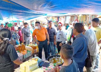 Personil Pos Pengamanan Pusat Pasar Operasi Lilin Toba 2022 Polres Dairi bersama dengan Pemerintah Kabupaten Dairi Melakukan Pengecekan ketersedian/ harga Sembako