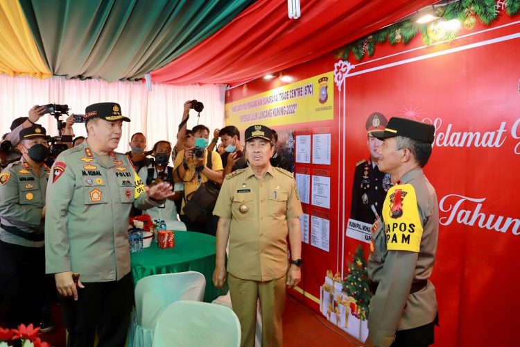 Kapolda Riau Riau Irjen Pol Mohammad Iqbal bersama Gubernur Syamsuar dan juga Danrem 031/WB Brigjen TNI Parlindungan Hutagalung, melakukan kunjungan ke beberapa gereja dan pos pengamanan Nataru