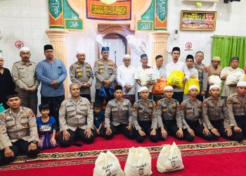 FOTO BERSAMA: Dirbinmas Polda Sumut Kombes Pol Ja'far Sodiq., S.H., M.M., M.Han, Kabidkum Polda Sumut Kombes Pol Andry Setiawan.,S.H.,S.I.K.,M.H. dan Kapolsek Medan Area Kompol A.I. Hasibuan.,S.H foto bersama jamaah usai sholat subuh berjamaah di Mesjid Al. Rahmat yang berlokasi Gg. Denai No.02,Tegal Sari I Kecamatan Medan Area Kota Medan, Minggu (25/12/22). (Foto Dok/ Polda Sumut)