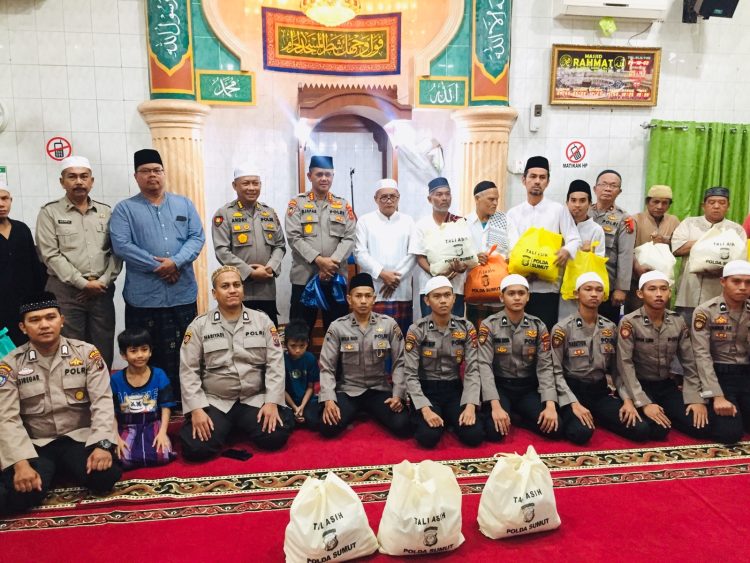 FOTO BERSAMA: Dirbinmas Polda Sumut Kombes Pol Ja'far Sodiq., S.H., M.M., M.Han, Kabidkum Polda Sumut Kombes Pol Andry Setiawan.,S.H.,S.I.K.,M.H. dan Kapolsek Medan Area Kompol A.I. Hasibuan.,S.H foto bersama jamaah usai sholat subuh berjamaah di Mesjid Al. Rahmat yang berlokasi Gg. Denai No.02,Tegal Sari I Kecamatan Medan Area Kota Medan, Minggu (25/12/22). (Foto Dok/ Polda Sumut)