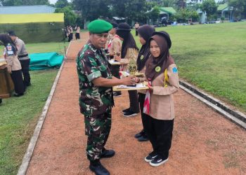 Danramil 02/Pedamaran Letda Inf Joni Ilham, resmi menutup kegiatan Perkemahan Kebangsaan yang diselenggarakan oleh Kodim 0402/OKI