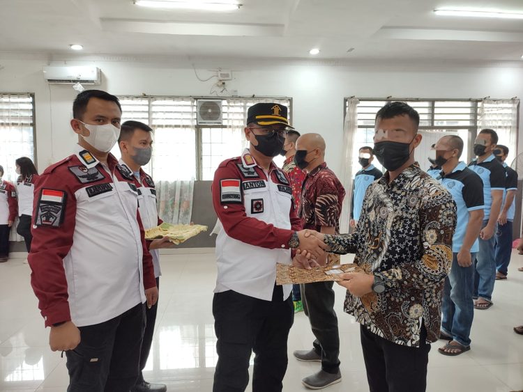 Kalapas Kelas IIB Tebing Tinggi, Anton Setiawan memberikan sebanyak 70 surat keputusan (SK) Remisi Khusus Hari Raya Natal Tahun 2022 bagi warga binaan beragama Kristen dan Katolik