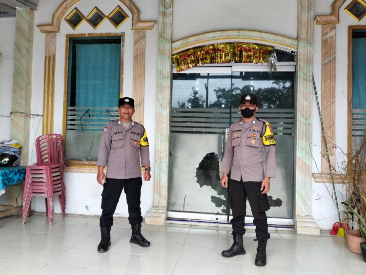 Polres Bangka Barat jajaran Polda Kep. Babel, melaksanakan pengamanan di Gereja-gereja yang ada di kabupaten Bangka Barat