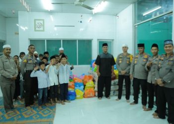 BERI SEMBAKO: Wakapolda Sumut, Brigadir Jenderal Polisi (BJP) Dr Dadang Hartanto SH SIK MSi menyerahkan sembako kepada jamaah Masjid Al Musyawarah dan Yayasan Al Kahfi di Mesjid Al Musyawarah Kecamatan Medan Amplas, Senin (26/12/22). (Foto Dok/Polda Sumut)