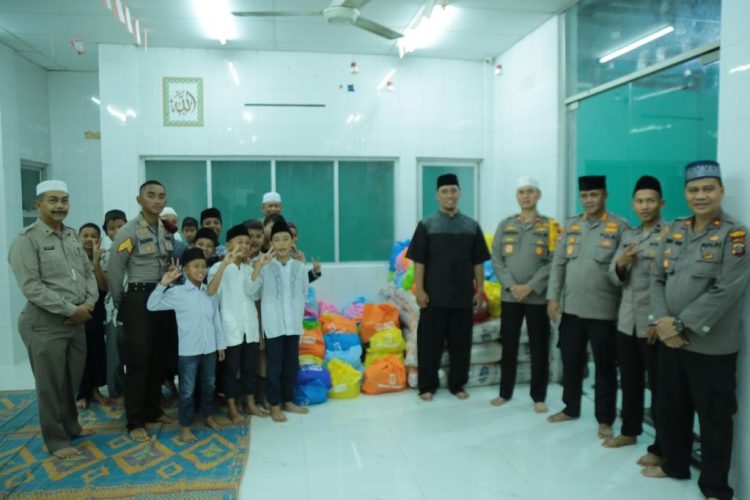 BERI SEMBAKO: Wakapolda Sumut, Brigadir Jenderal Polisi (BJP) Dr Dadang Hartanto SH SIK MSi menyerahkan sembako kepada jamaah Masjid Al Musyawarah dan Yayasan Al Kahfi di Mesjid Al Musyawarah Kecamatan Medan Amplas, Senin (26/12/22). (Foto Dok/Polda Sumut)