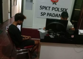 Saat korban melapor ke pihak Kepolisian Sektor Sirah Pulau Padang