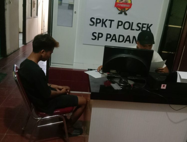 Saat korban melapor ke pihak Kepolisian Sektor Sirah Pulau Padang