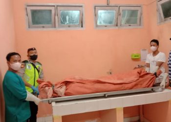 Sesosok mayat pria tanpa identitas ditemukan oleh warga dengan kondisi sudah membusuk yang berada di sebuah pondok dalam hutan Desa Belanti Kecamatan Sirah Pulau Padang