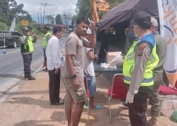 Pengecekan Urine kepada para pengemudi kendaraan yang melintas di Pos Pelayanan Ops Lilin Toba tepatnya di Pintu Masuk taman Wisata Iman Sitinjo