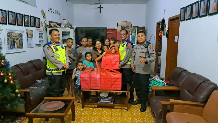 Polres Pematangsiantar melaksanakan kegiatan pembagian nasi kotak di Panti Asuhan Elim HKBP Jalan S.M. Raja Kota Pematangsiantar dan Panti Asuhan Filadelfia Jalan Pattimura No. 78, Kelurahan Tomuan, Kecamatan Siantar Timur