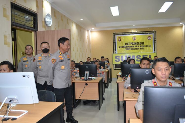 Karo SDM Polda Sumsel Kombes Pol Ucu Kuspriyadi SIK MH M Si meninjau tes Psikologi Seleksi Pendidikan Sespimmen Polri Dikreg ke-63 tahun 2023 Polda Sumsel